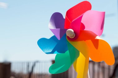 Mavi Gök 'ün önünde Renkli Fırıldak' ın yakın plan çekimi