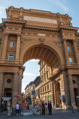Floransa, İtalya. 25 önce 2017. Florence, Piazza Della Repubblica ile zafer kemer Arcone, İtalya