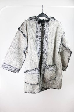 Yakından çekilen panço ceketi beyaz üzerine izole edilmiş.