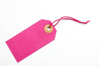 pembe kağıt etiket üzerinde beyaz izole dize ile bağlı
