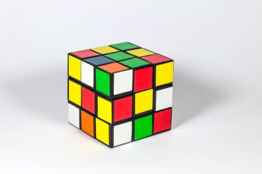 Beyaz arka planda Rubik küpünün yakın plan görüntüsü.