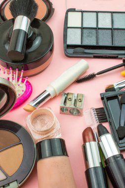 Pembe arka plan üzerinde kozmetik ve makyaj kompozisyon