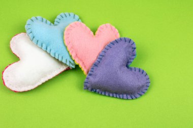 parlak arka plan üzerinde renkli keçe kalplerin Üstten Görünüm