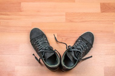 ahşap zemin zemin üzerine siyah spor ayakkabı