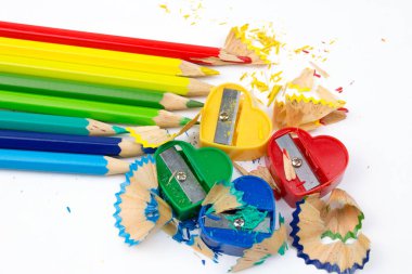 Renkli Bileme makineleri ve beyaz arka plan üzerinde izole kalem