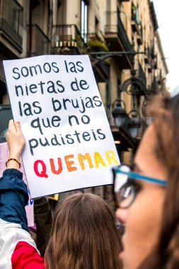 Barcelona, İspanya - 8 Mart 2018: Binlerce kadın Feminist Strike kadınlar gününde şehir merkezi Barcelona, İspanya, 8th Mart 2018 katılmak.