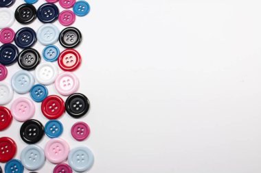 çeşitli renkli düğmeler beyaz arka plan üzerinde yuvarlak