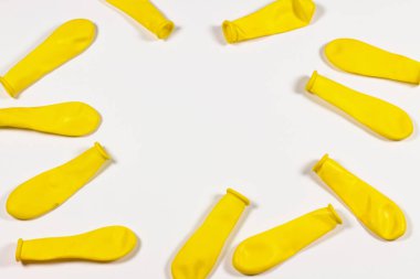 Sarı düz balonlar izole beyaz arka planda