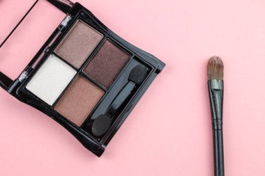 Pembe Arka Plan üzerinde kozmetik fırçalar ile Makyaj Eyeshadows palet