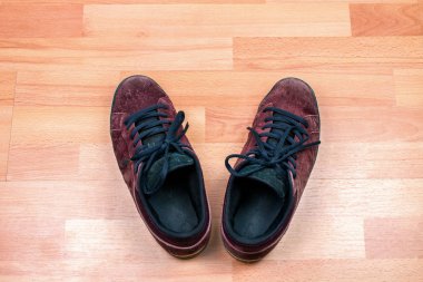 ahşap zemin zemin üzerine koyu kırmızı spor ayakkabılar