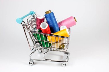 Alışveriş sepeti beyaz arka plan üzerinde izole içinde renkli konu