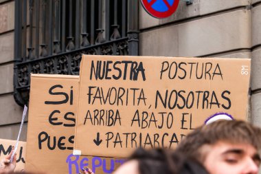 Barcelona, İspanya - 8 Mart 2018: Binlerce kadın Feminist Strike kadınlar gününde şehir merkezi Barcelona, İspanya, 8th Mart 2018 katılmak.