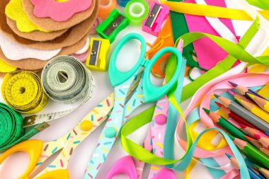 Ölçme bantları, düğmeleri ve beyaz zemin üzerine kalem renkli makas