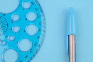 Mavi zemin üzerine mavi okul araçları.