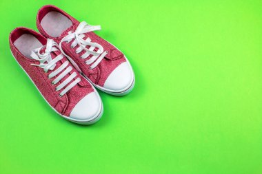 yeşil zemin üzerine kırmızı ayakkabı 