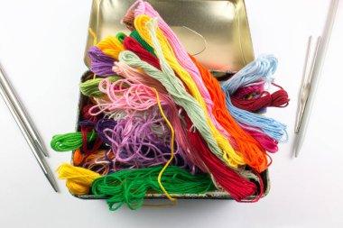 örgü beyaz arka plan üzerinde izole iğne kutusuyla renkli ipler