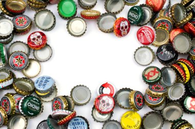 Barselona, İspanya - 17 Şubat 2016: Bira şişesi kapaklarının arka planı, çeşitli markaların karışımı