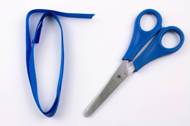 Mavi Şerit ve üzerinde beyaz izole makas