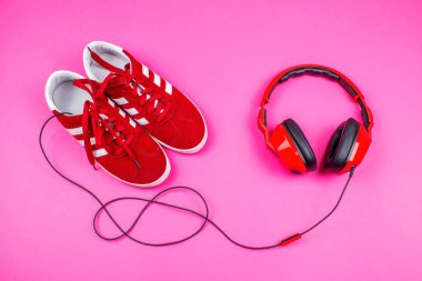 Barcelona, İspanya. Nisan 10,2018. Kırmızı Adidas ayakkabı ve renkli backgorund üzerinde kırmızı headphoens.