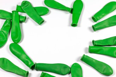 Beyaz arka planda yeşil düz izole balonlar