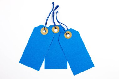 Mavi kağıt Etiketler üzerinde beyaz izole dizeleri ile bağlı