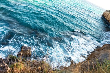 Sahildeki doğal uçurumun manzaralı görüntüsü.