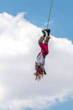 Meksika, D.F. 19 Temmuz 2018, Papantla el ilanları yürütme ritüel uçuş.
