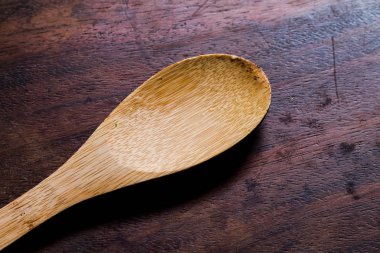 Tahta Kaşık 'ın yakın plan resmi. Koyu tahta masa üzerinde.
