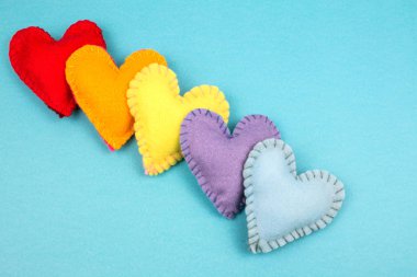 parlak arka plan üzerinde renkli keçe kalplerin Üstten Görünüm