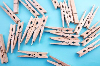 ahşap clothespins üstten görünüm mavi zemin üzerine