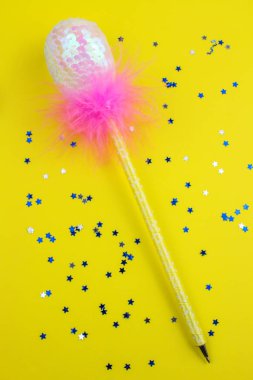 pembe payetler Paskalya yortusu yumurta tüylü kalem Sarı zemin üzerine