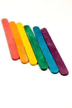 Beyaz arka planda izole renkli ahşap çubukları