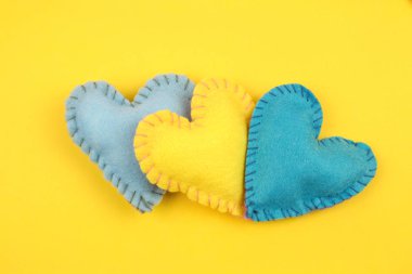 parlak arka plan üzerinde renkli keçe kalplerin Üstten Görünüm