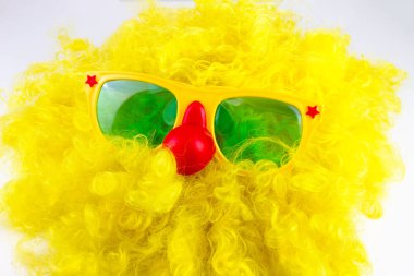 Palyaço Peruğu ve Gözlük 'ün yakın plan görüntüsü beyaza izole edilmiş.