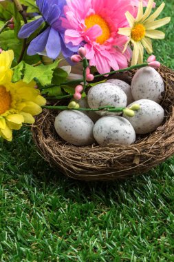 Bıldırcın yumurta yuvada çiçekli yeşil çimenlerin üzerinde