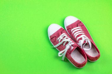 yeşil zemin üzerine kırmızı ayakkabı 