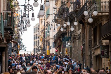 Barcelona, İspanya. 23 Nisan 2018. Barcelona'da Ferran denilen Caddesi kalabalık bir sokakta yürüyen insanlar.