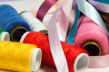 Renkli konu ve beyaz arka plan üzerinde izole şeritler 