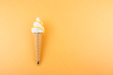 Sarı arkaplanda dondurma şeklinde kalemin üst görünümü