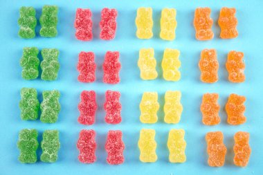 Üzerinde mavi arka plan seçimi sakızlı ayılar