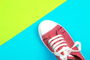 renkli arka plan üzerinde bir pembe ayakkabı 