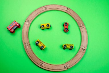 Renkli arka planda küçük oyuncak.