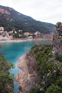 Mavi su göl ve dağ.