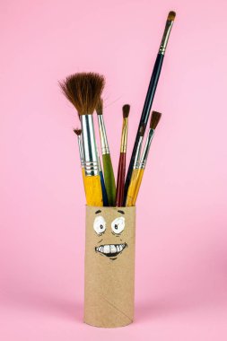 Boş top, banyo kağıt ile pink izole komik surat ve Boya fırçaları