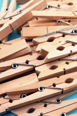 ahşap clothespins üstten görünüm mavi zemin üzerine