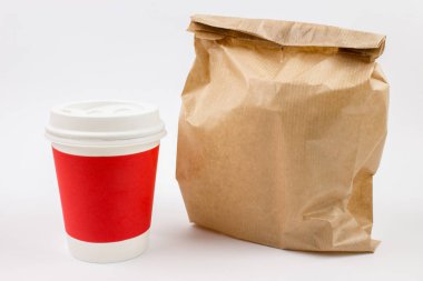 Tek kullanımlık bardak kahve gidip beyaz arka plan üzerinde izole kağıt torba zanaat