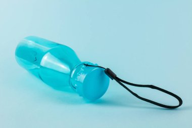 mavi zemin üzerine mavi plastik şişe yakın çekim