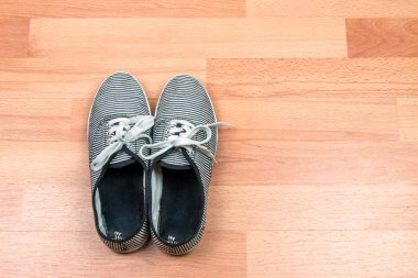 ahşap zemin zemin üzerine gri spor ayakkabı