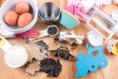 Ahşap masada pasta ve kurabiye gereçleri pişirme