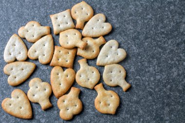 Karanlık rustik masada tuzlu kraker bisküvi